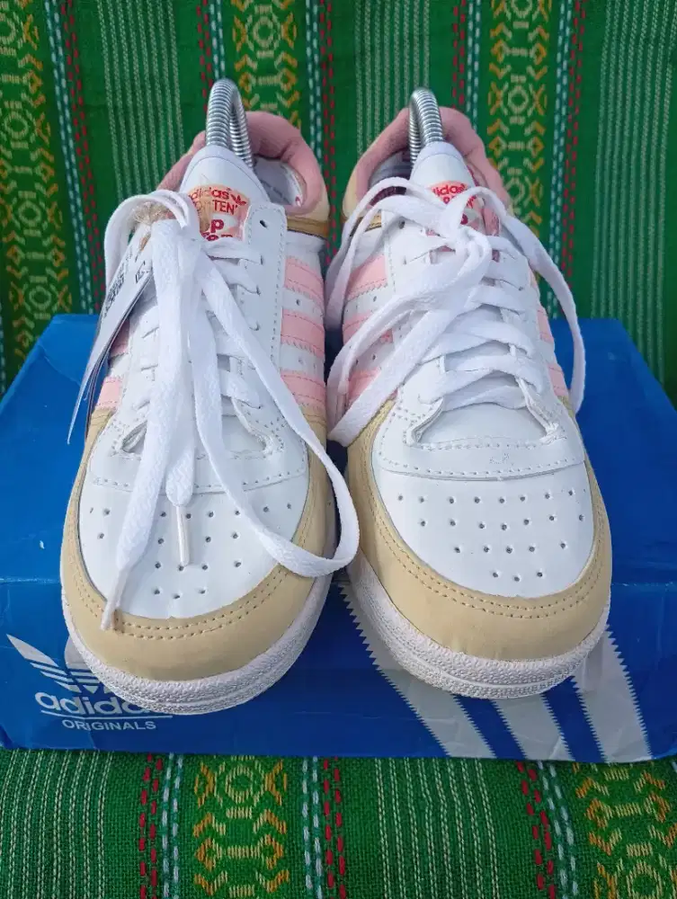 Sepatu Sneakers Perempuan Brand