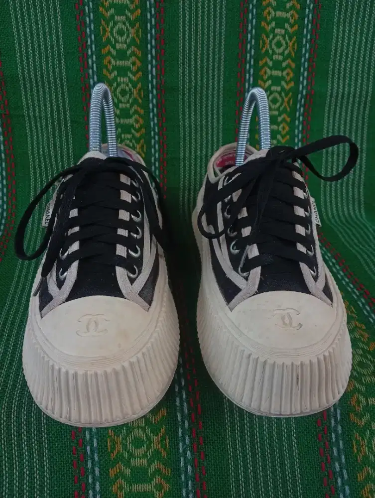 Sepatu Sneakers Perempuan Brand