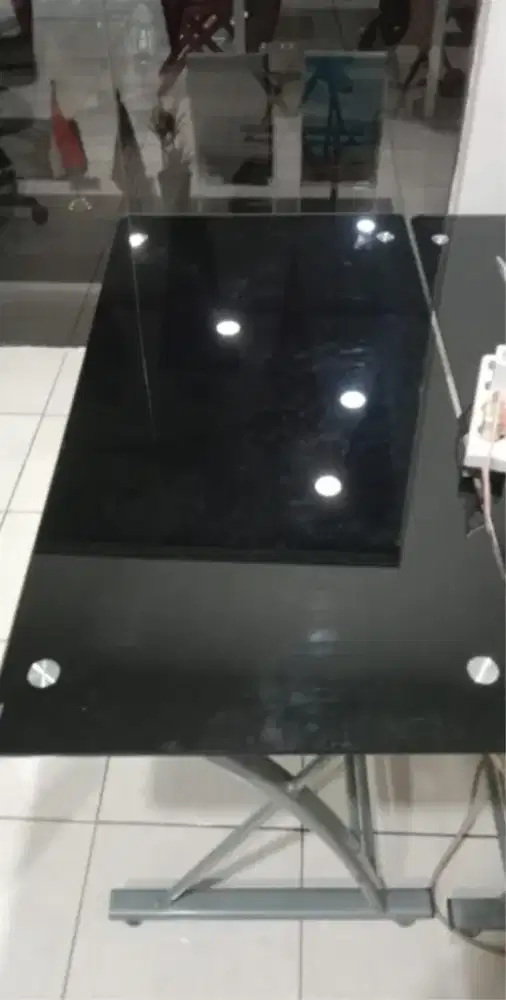 Meja kerja kaca tempered