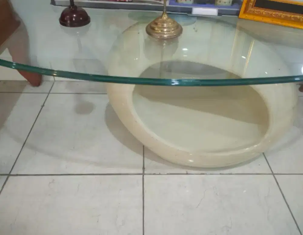 Meja kaca oval ruang tamu