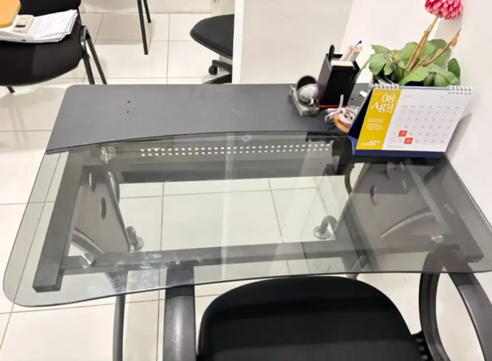 Meja kerja kaca minimalis