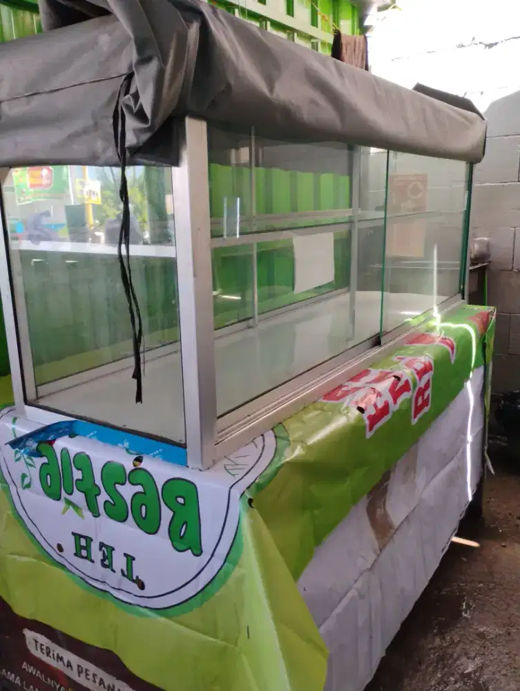 Etalase buat jualan & meja