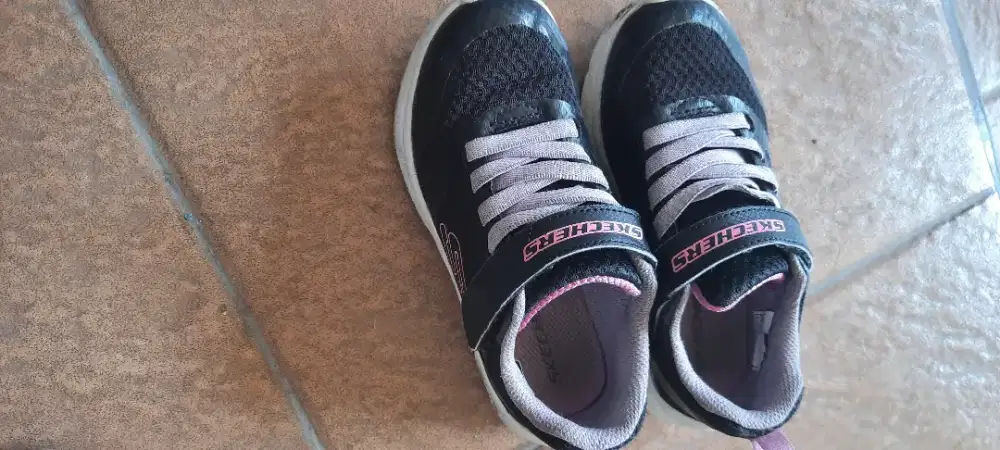 Preloved sepatu skechers anak