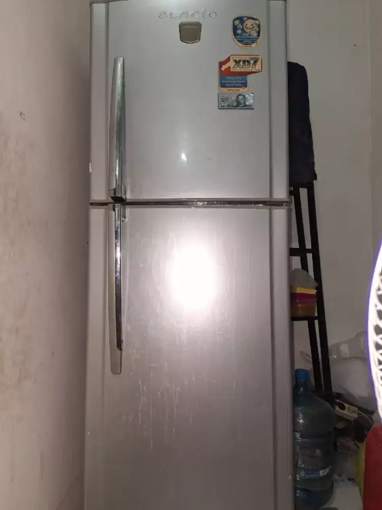 Di jual kulkas toshiba glacio