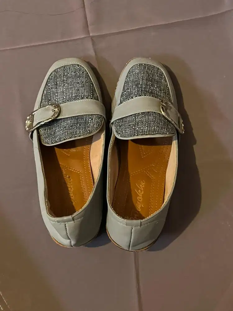 Sepatu Wanita (UK 40)