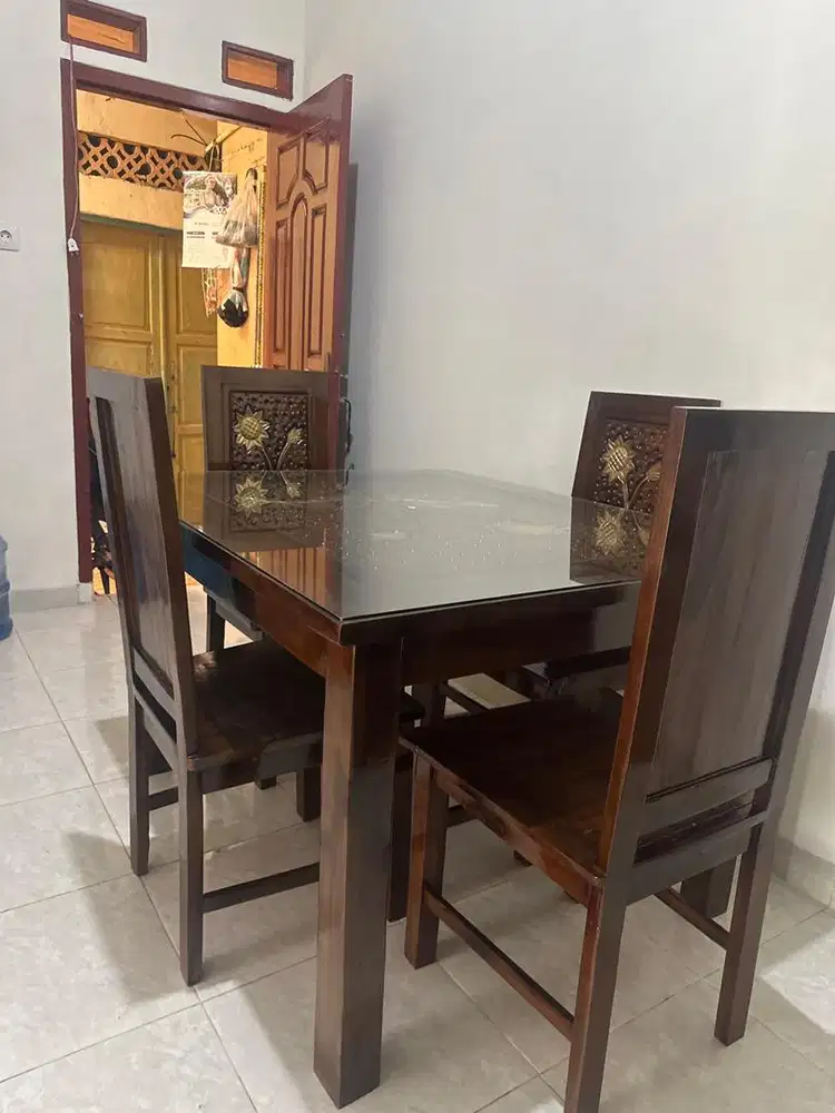 meja makan minimalis 4 kursi