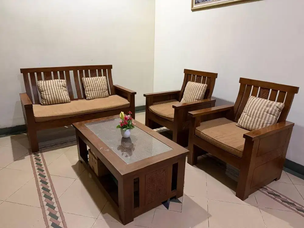 Sofa Set Kayu Jati Minimalis 1 Set (3+1+1+Meja) – Kondisi Sangat Baik