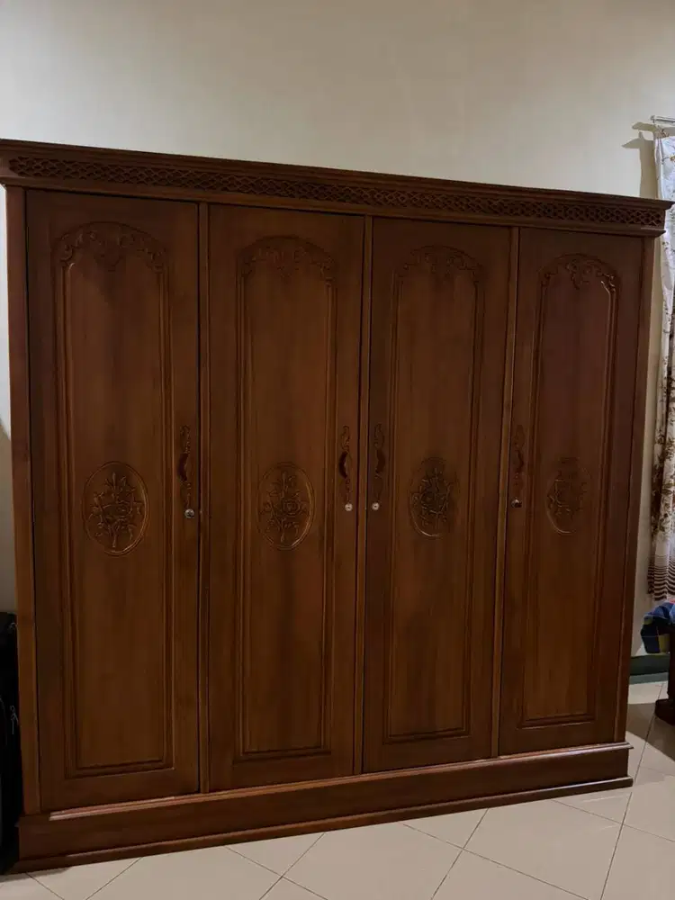 Lemari Pakaian Kayu Jati 4 Pintu Ukiran - Kondisi Sangat Baik