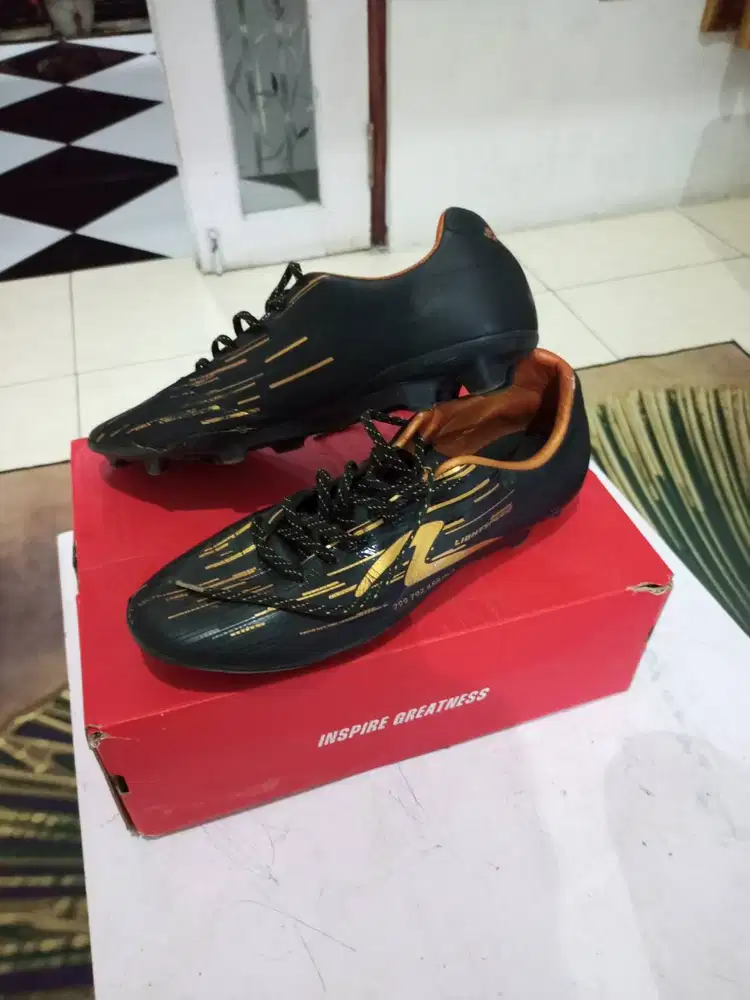 SPECS Lightspeedreborn warna black gold