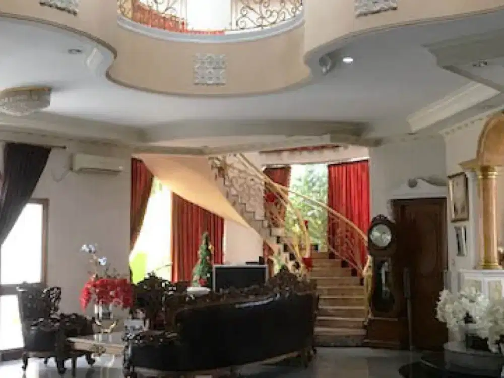 Jual rumah hoek Villa Gading Indah Kelapa Gading, harga miring, dibawah harga NJOP, Hadap Barat-Selatan, jalan lebar