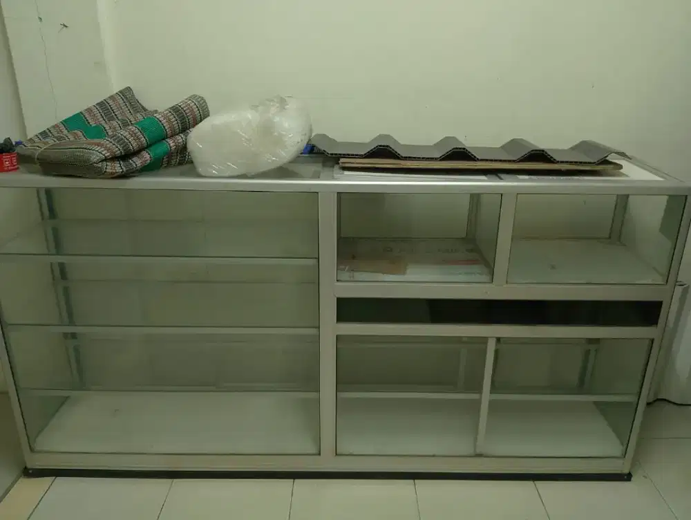 Jual etalase bekas usaha