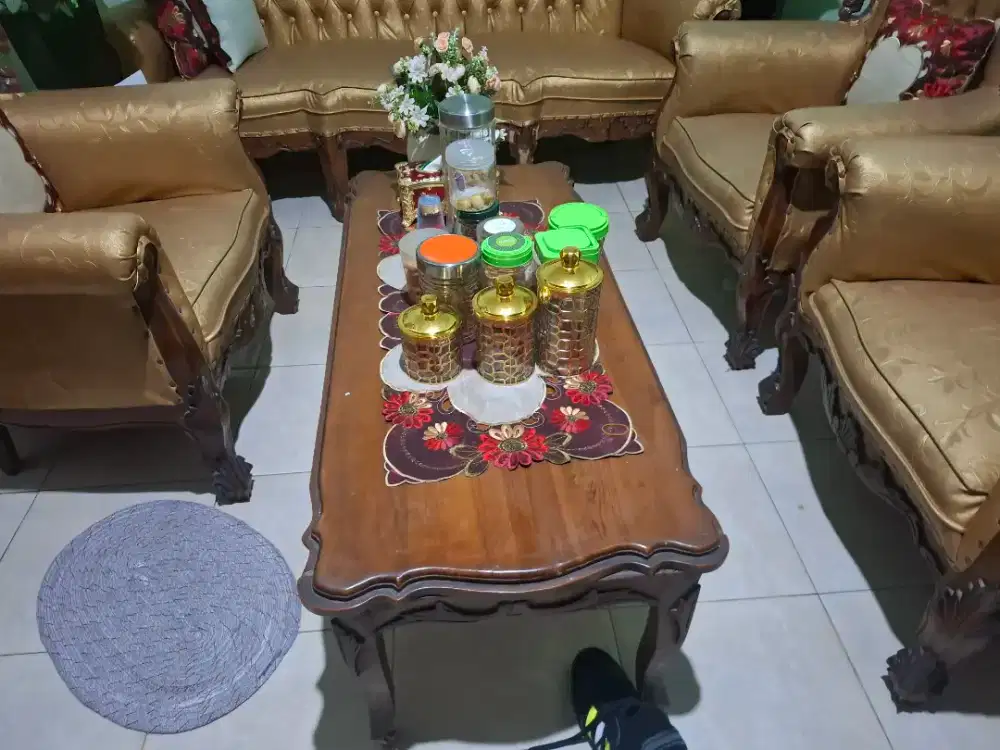 Meja jungkok mines nya di bangkok