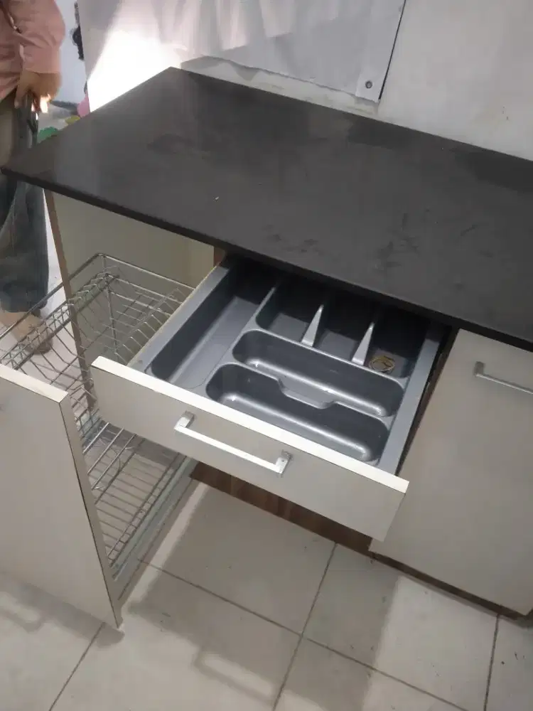 Jual meja .lemari bs taruh piring