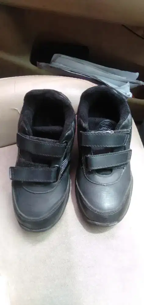 Di jual sepatu anak ukuran 32   kayak baru di jual salah ukuran