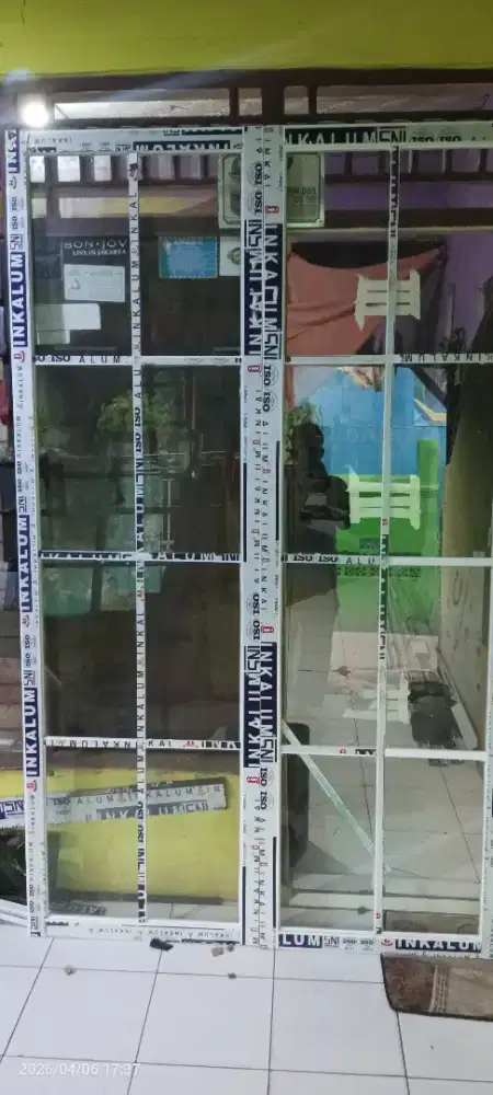 Pintu kaca alumunium ornamen