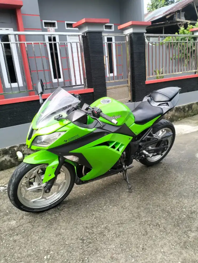 Ninja FI 250 cc 2 Silinder Th 2015 - KT 5879 ZP 
Hrg Cash 25,5 jt
*