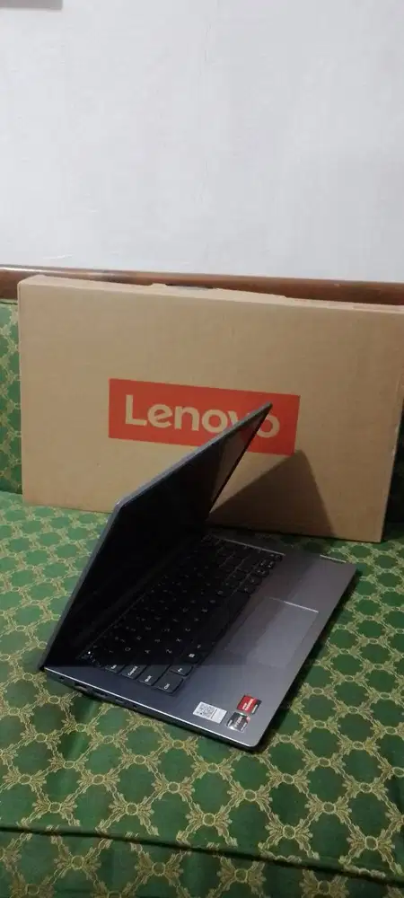 Laptop LENOVO V14 G4 AMD RYZEN 3-7320U (LIKE NEW)