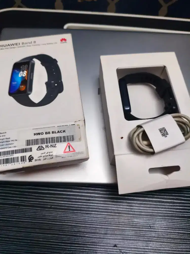 HUAWEI band 8 warna hitam komplit dus kabel charger