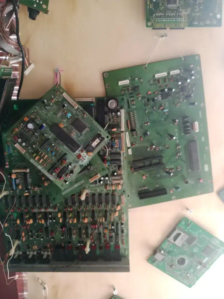 Menampung PCB ELEKTRONIK Kondisi Rusak