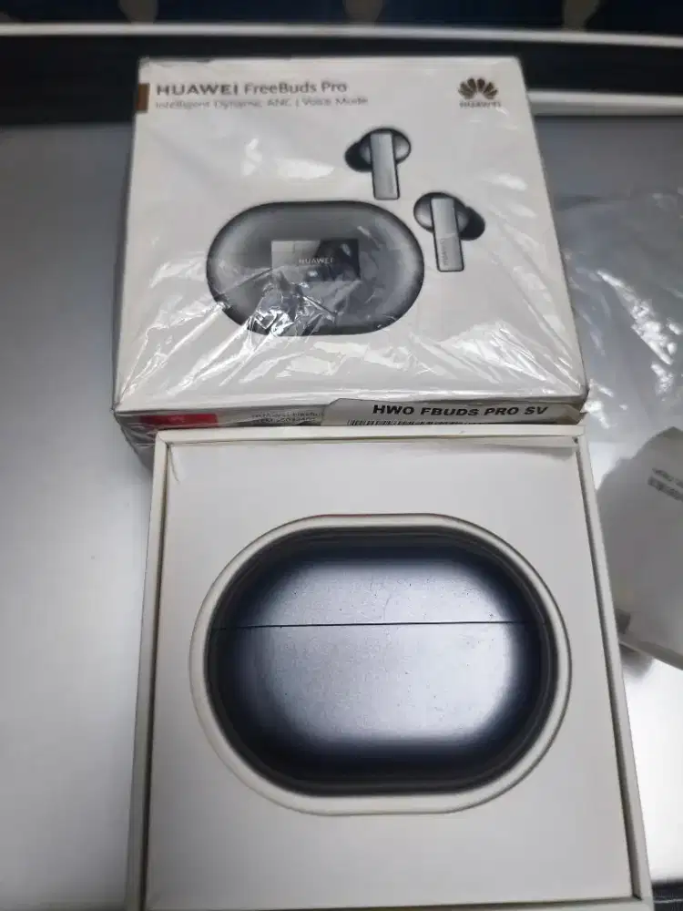 HUAWEI freebuds pro  lengkap dus tanpa kabel charger ya