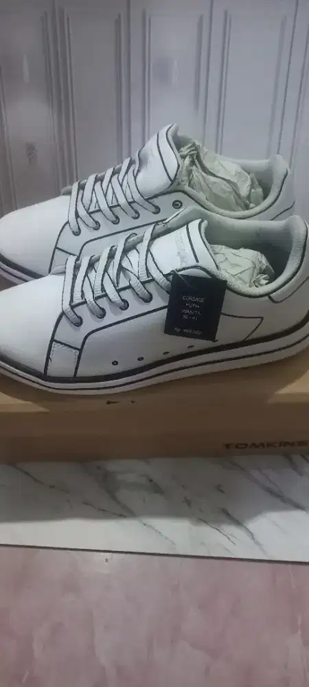 SEPATU TOMKINS CORSAGE PUTIH