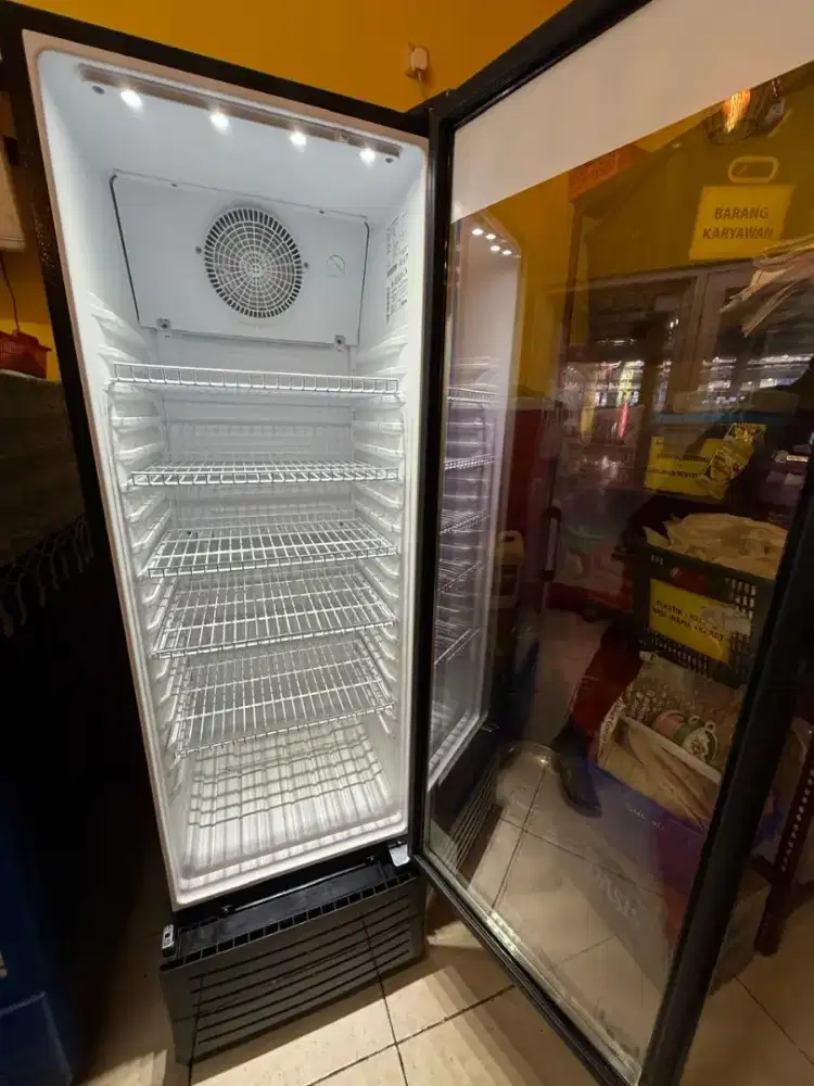 Dijual Showcase RSA 5 rak,kondisi br 1 bln pakai