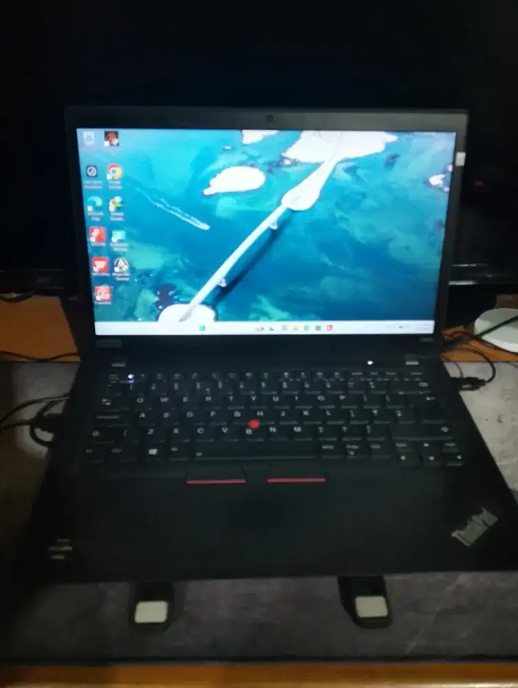 LAPTOP LENOVO SERI T495s sudah back light keyboardnya