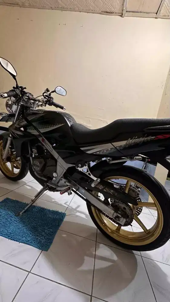 Dijual ninja ss tahun 2013 warna hitam kondisi istimewa