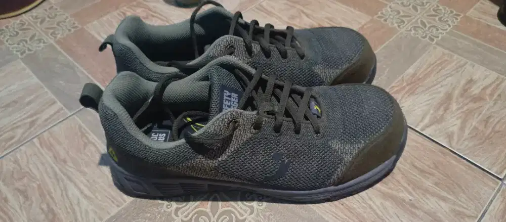 Sepatu Safety Jogger Works size 42