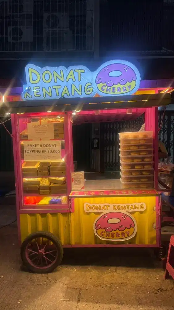 Pegawai Donat di RopangBang Danau Sunter Raya