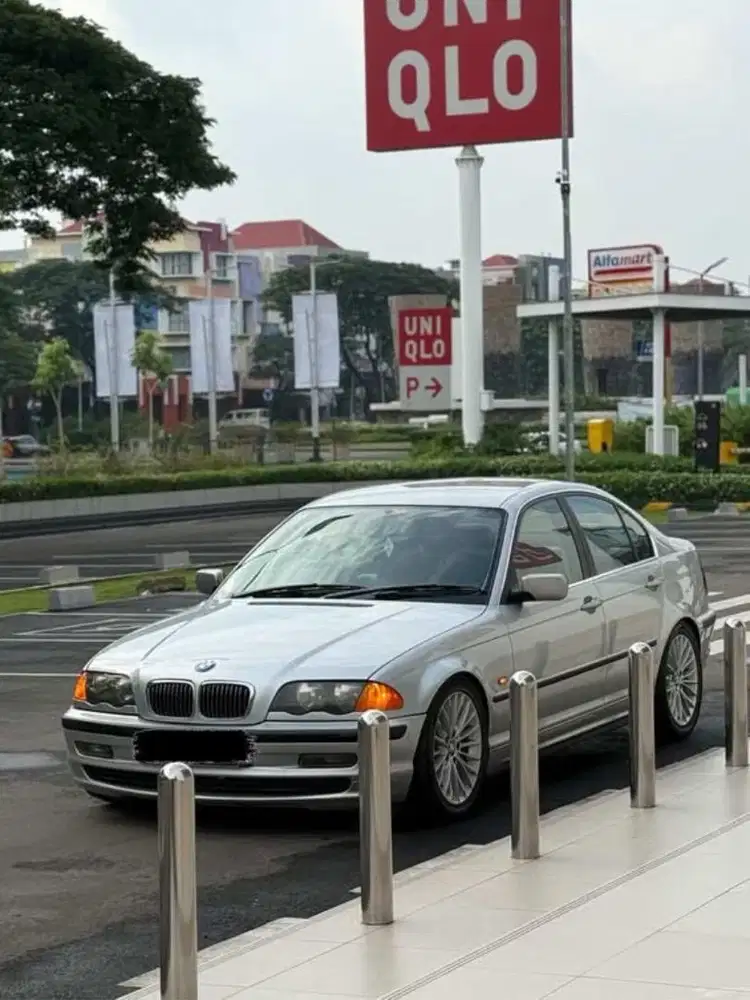 BMW E46 323i tahun 2000