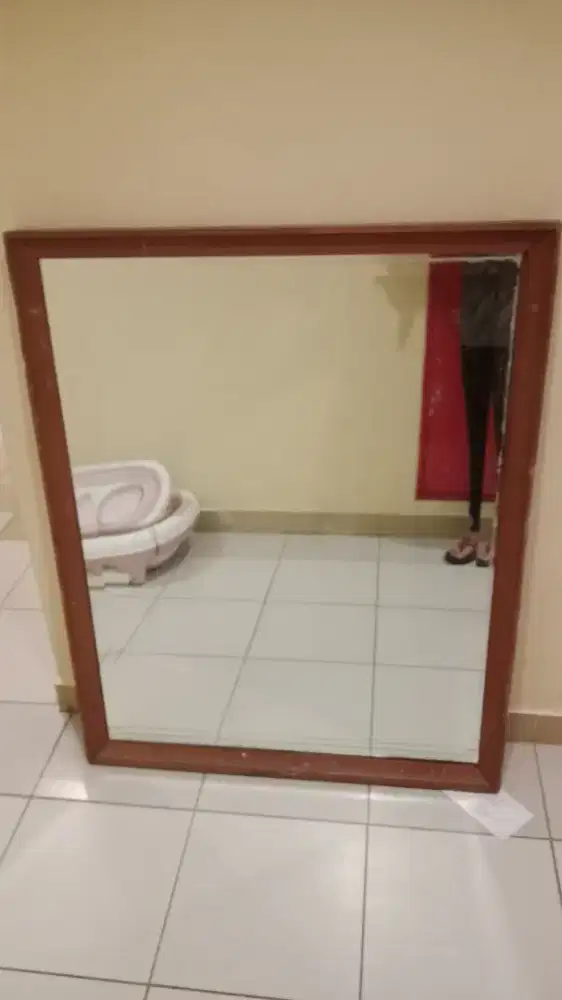 Kaca dengan Frame Kayu