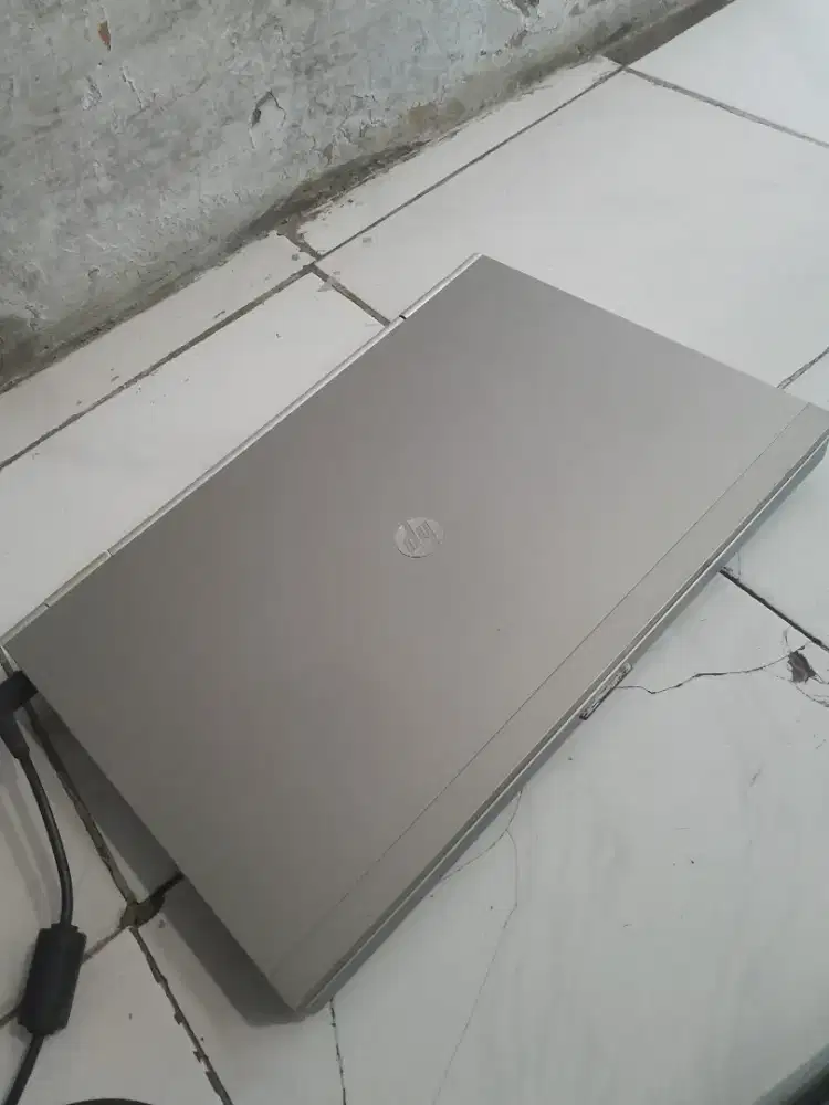 Jual laptop merk HP elitebook 8460p minus mati lama tidak dipakai .