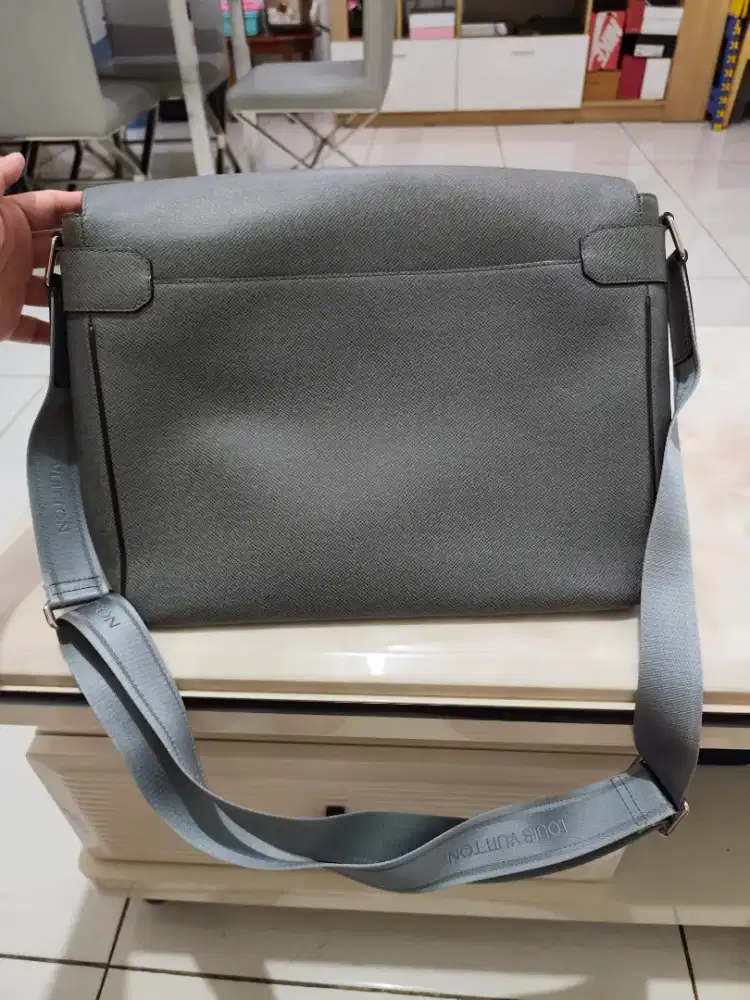 For Sale Tas LV Messenger Taiga Grey Original 100% Like New bgt