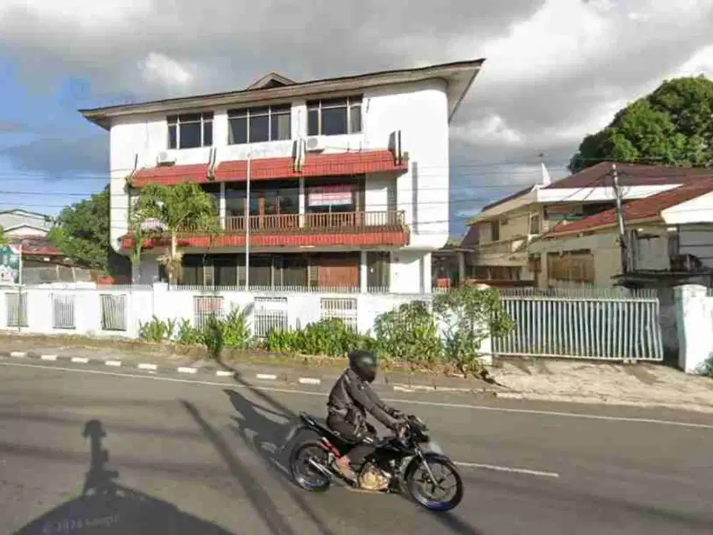 Di kontrakan bangunan dgn luasan besar