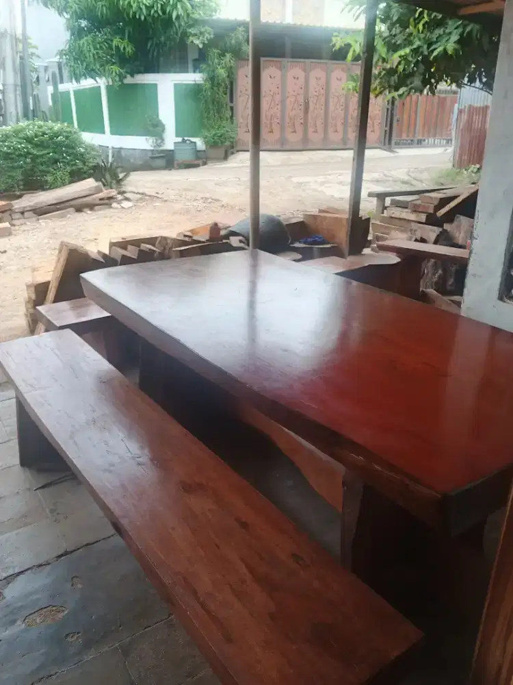 Meja makan antik teras