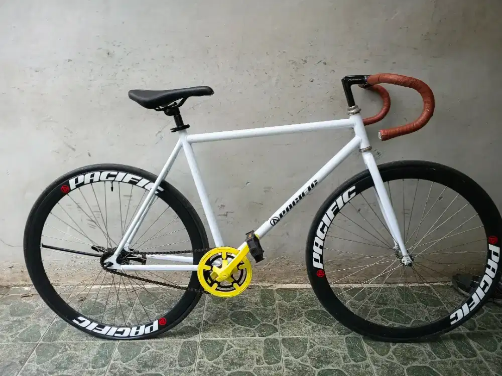 Fixie lokal Pacific terpedo , normal goes. Ttambah speda bisa jg