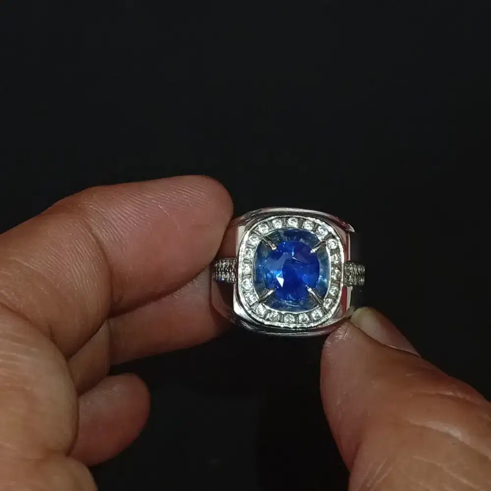 Vivid Blue Sapphire Sri Lanka 2.76 ct