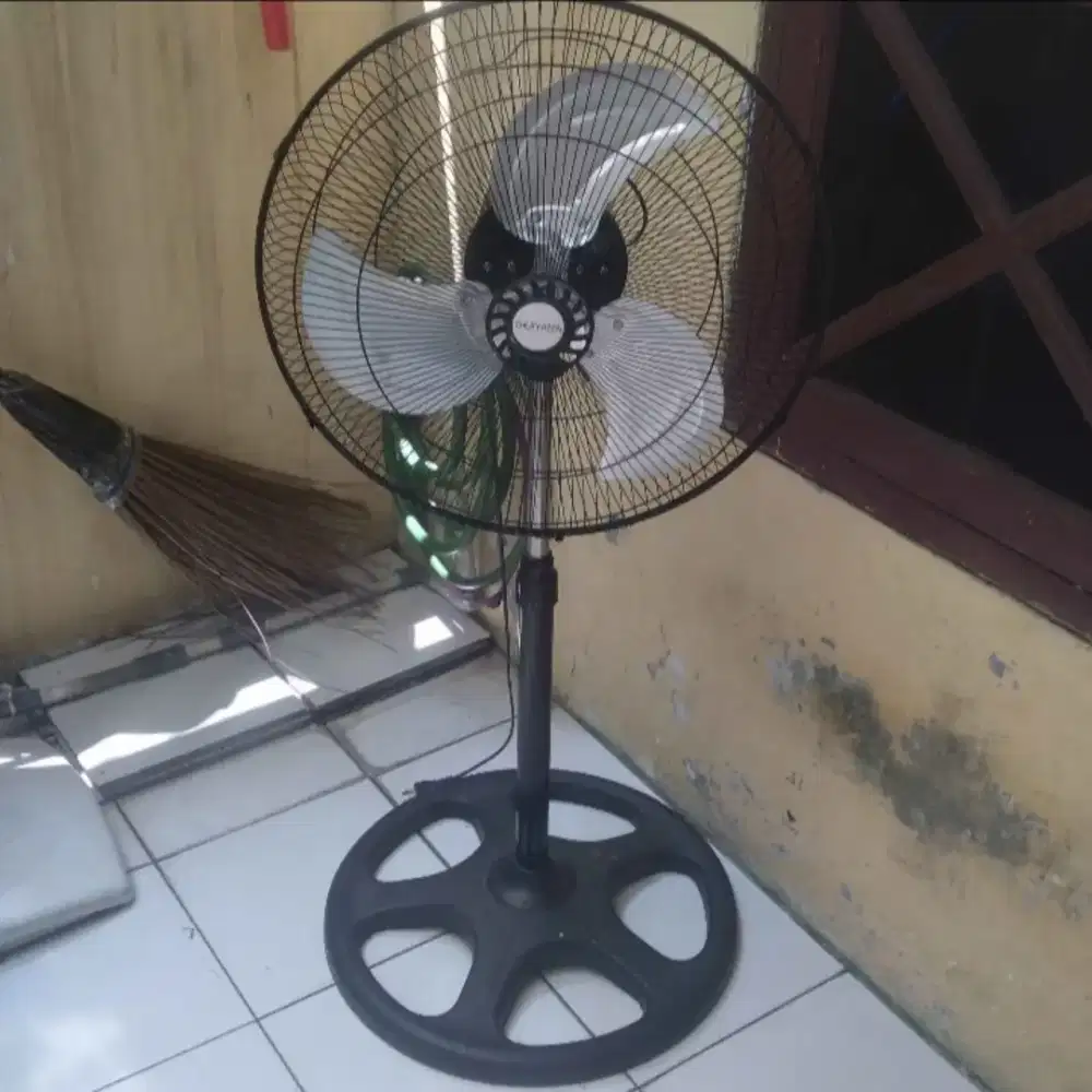 Kipas Angin Berdiri