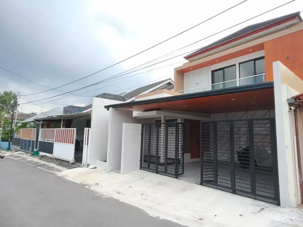 Rumah 2 Lantai Jogja, Belakang Pamela 7;  Carport besar 2 mobil ukuran fortuner innova