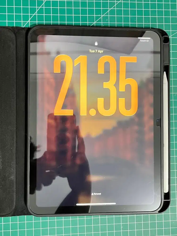 iPad 10th Gen 64GB WiFi Like New (Jan 2025) + Keyboard Case + Stylus