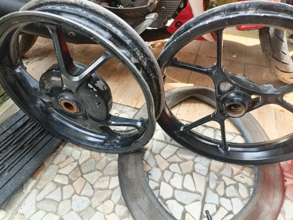 Jual velg lexi old, minus velg belakang ada peyang dikit