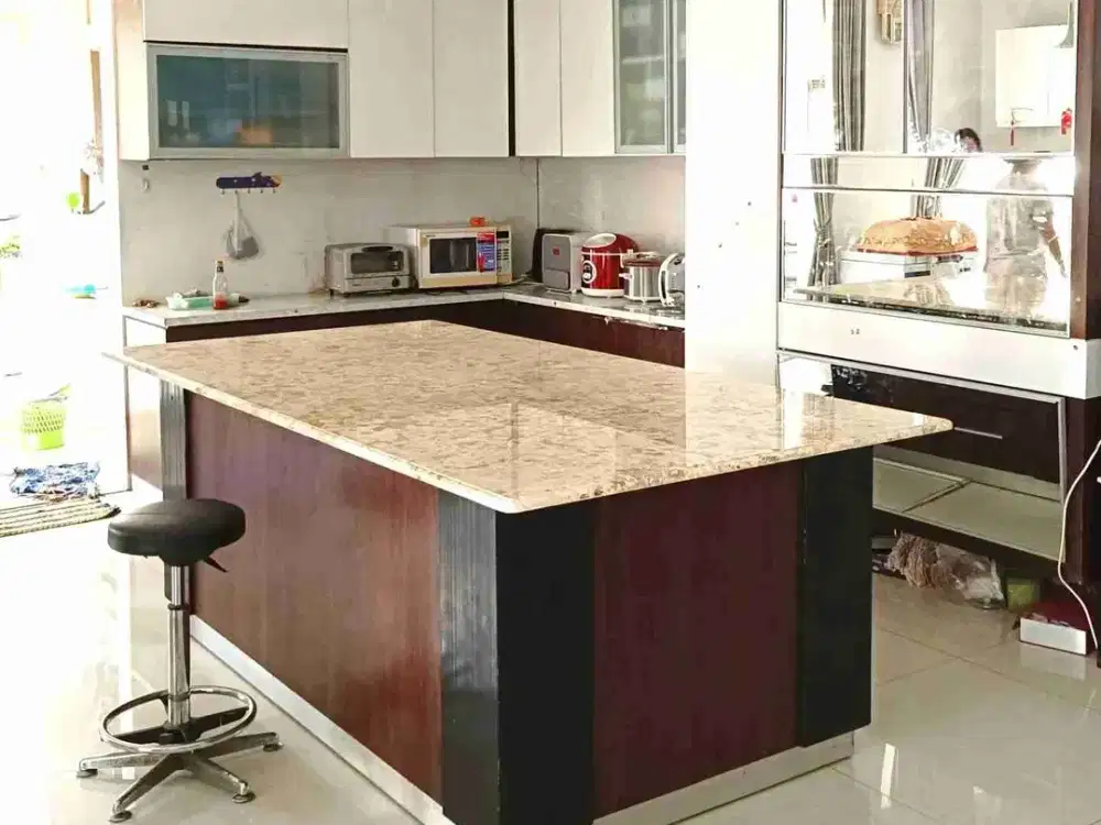 Kondisi Bagus Siap Huni Dijual Rumah Dharmahusada Indah Surabaya