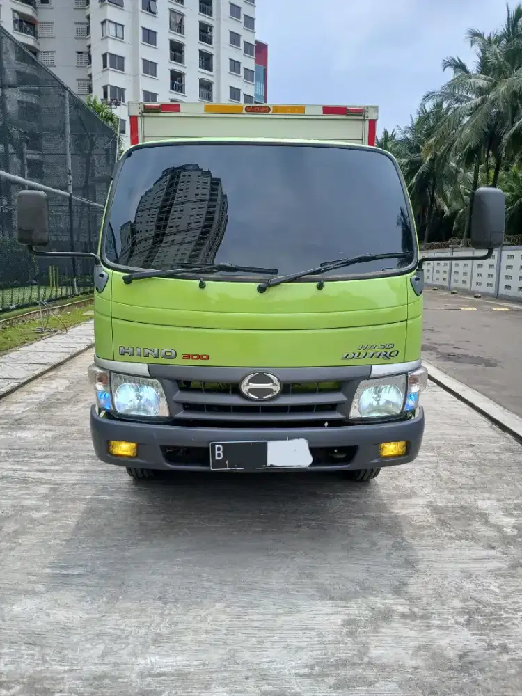 Hino dutro 300 engkel box 110 SD 2016 tangan 1 full ori low km antik