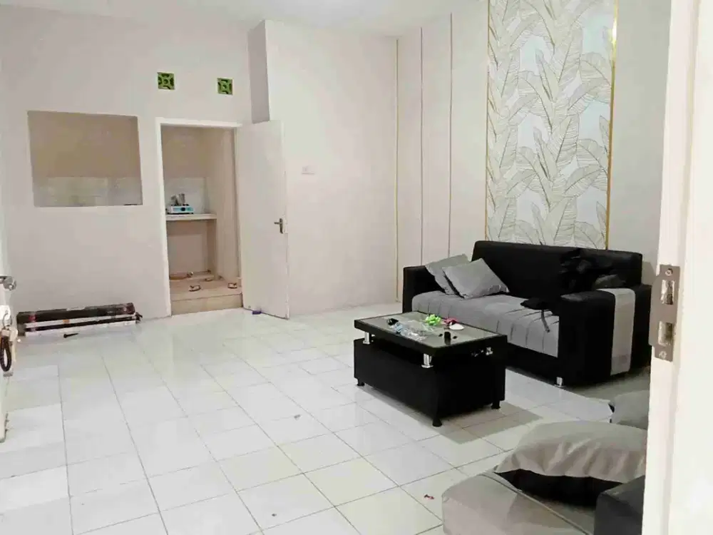 rumah nyaman akses lebar di pusat perbelanjaan