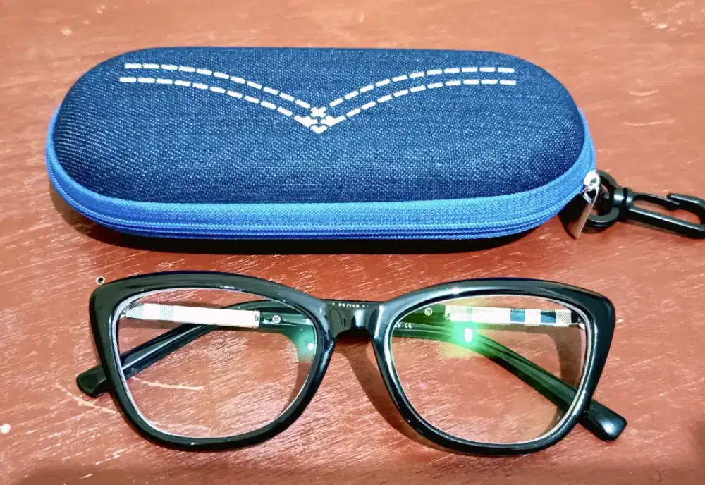 Kacamata wanita minus