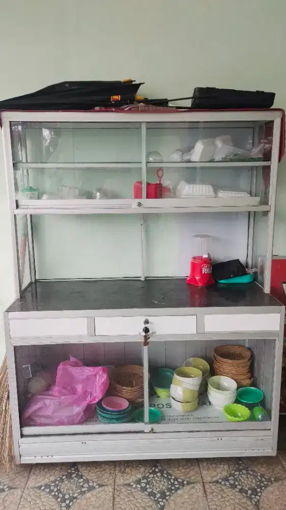 Etalase, kondisi mulus ada roda