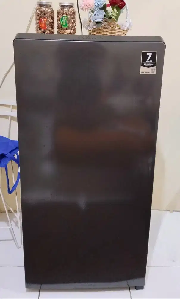DIJUAL: Kulkas 1 Pintu Aqua AQR-D205 (Dark Silver) – Kondisi Mulus!