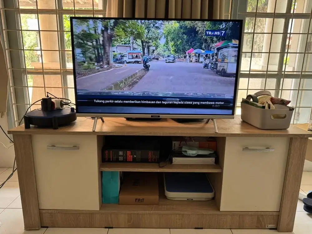 dijual smart tv cooca 32inch dan meja tv
