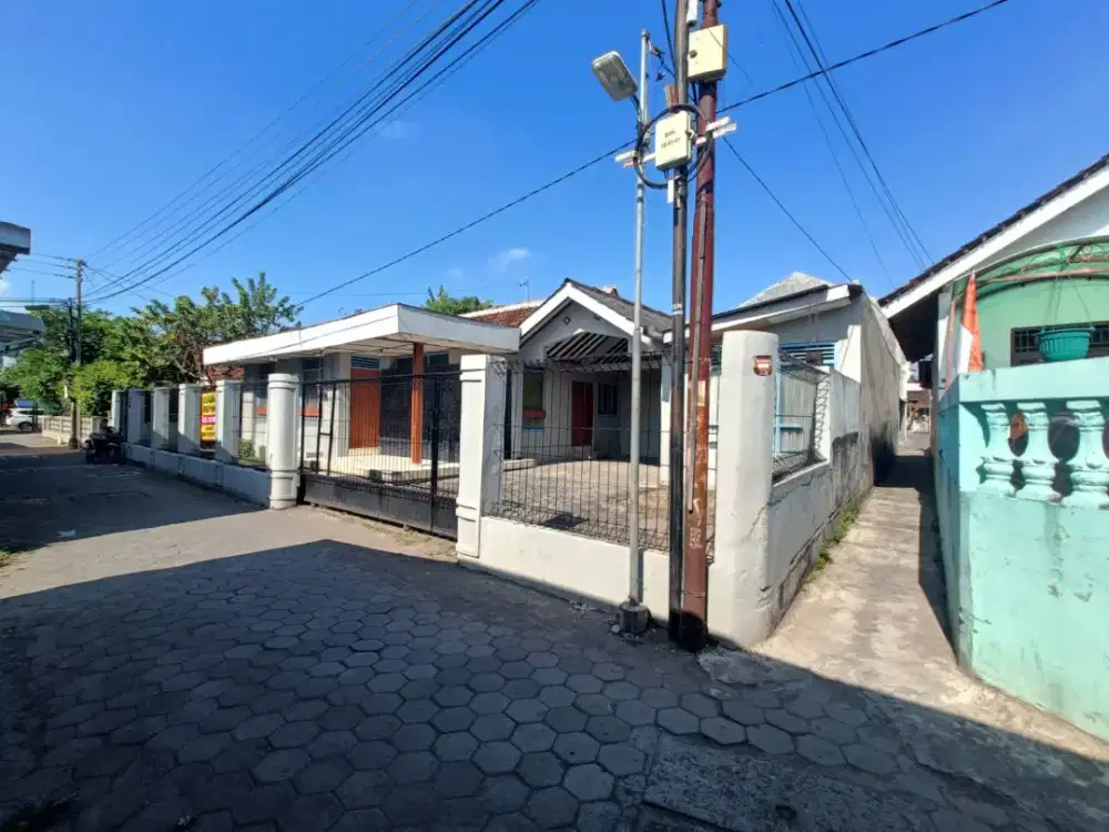 Rumah besar dekat masjid jejer Prawirotaman di Brontokusuman Mergangsa